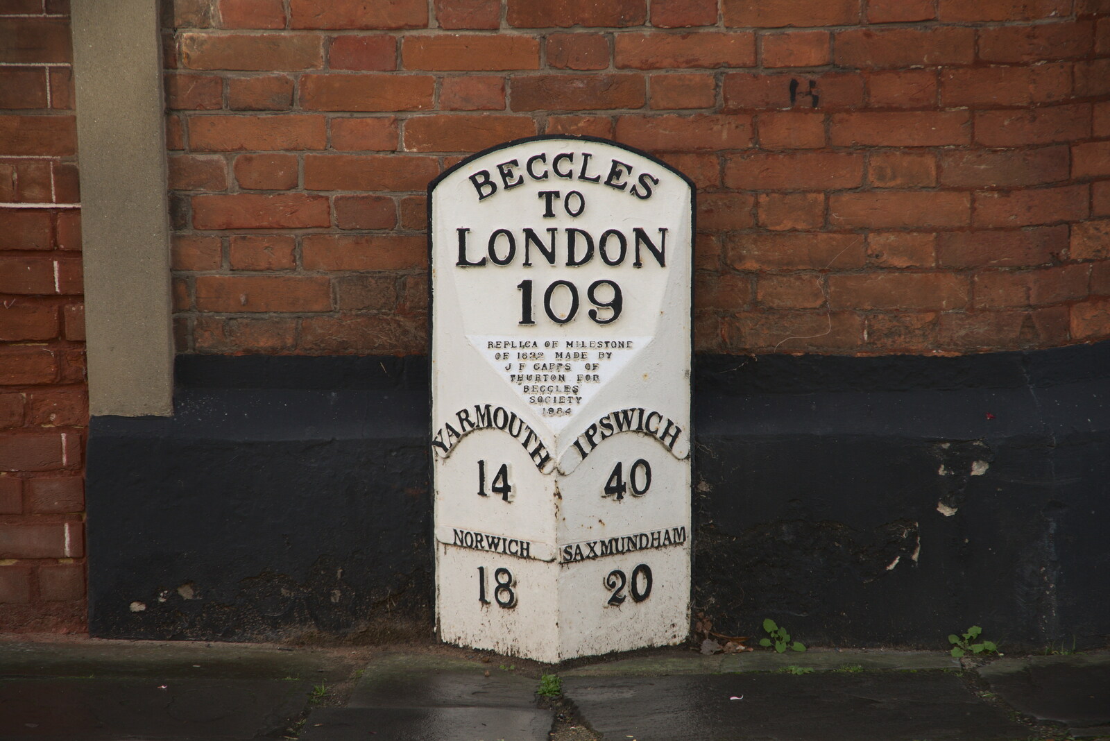 An Afternoon in Beccles, Suffolk - 26th October 2022: A reproduction milepost