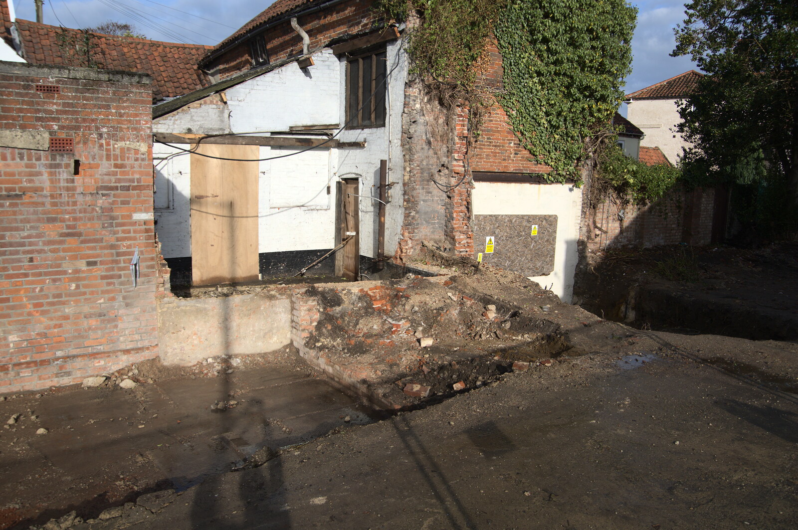 An Afternoon in Beccles, Suffolk - 26th October 2022: A derelict cottage, part demolished