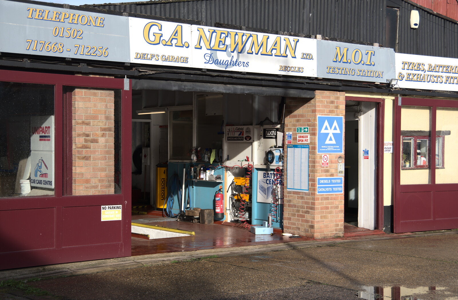 An Afternoon in Beccles, Suffolk - 26th October 2022: A cool old-school garage workshop