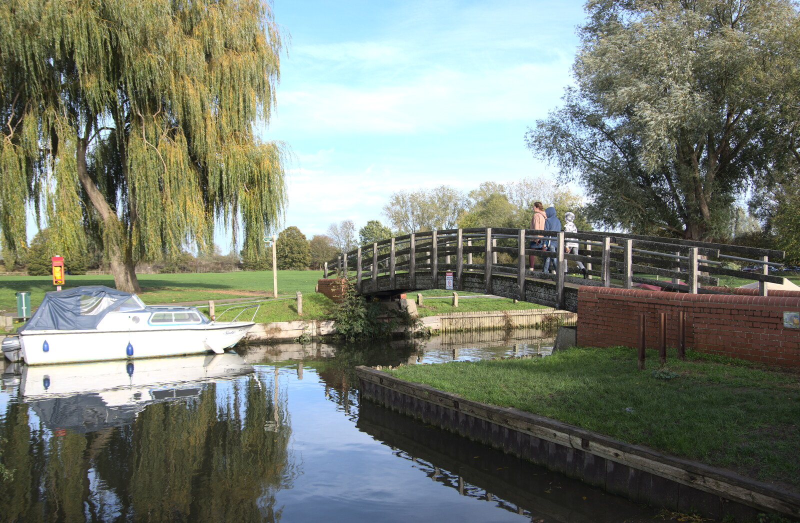An Afternoon in Beccles, Suffolk - 26th October 2022: The gang walk over the bridge