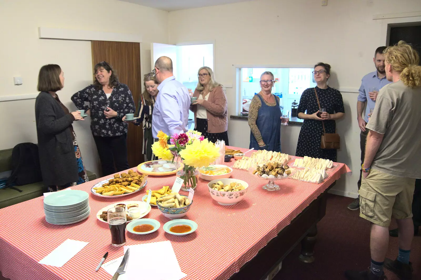 Sis chats to Tara near the food, from Grandad's Memorial Do, The Village Hall, Brome, Suffolk - 28th October 2022