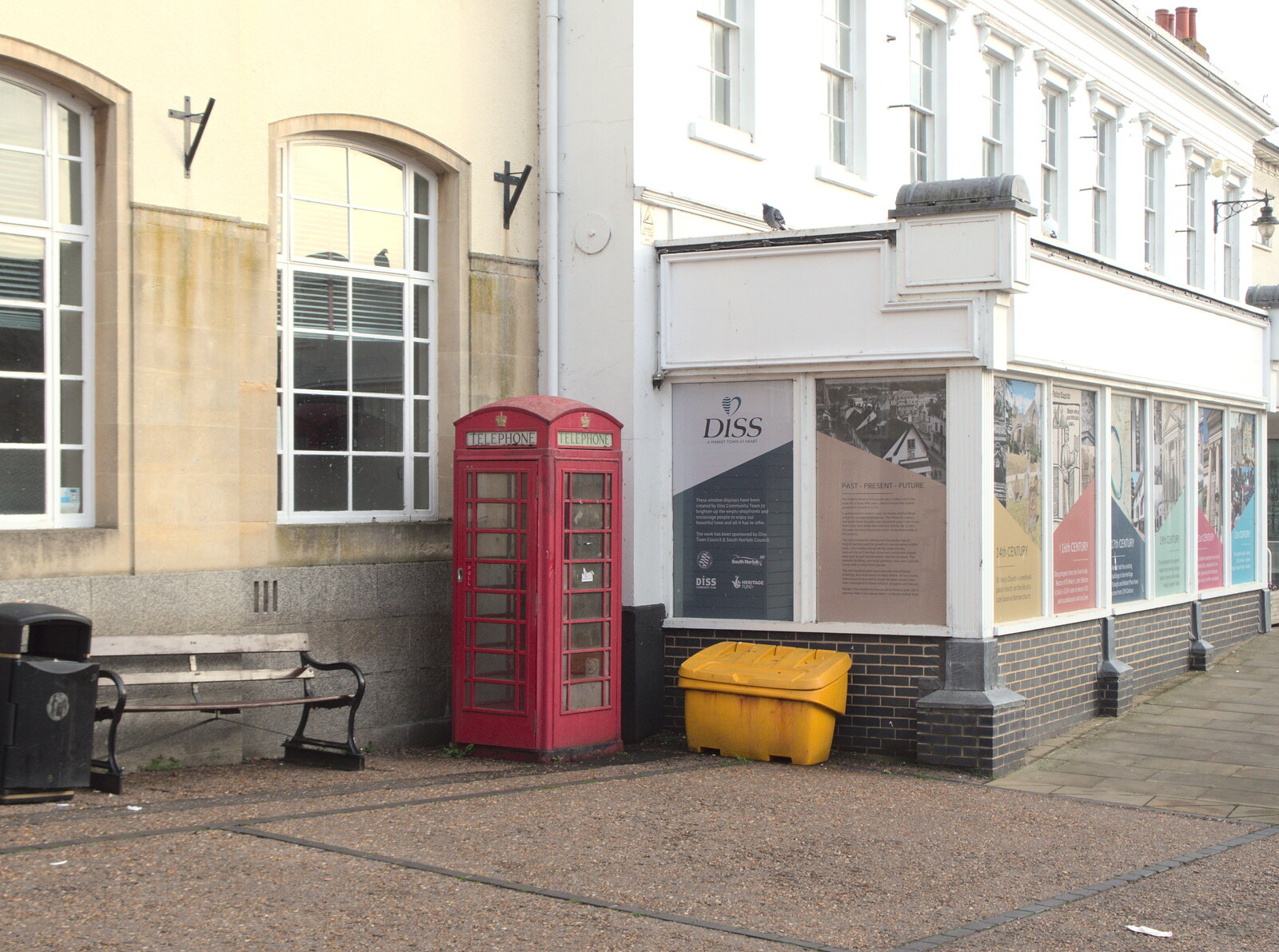 Pizza and Pasta in Bury St. Edmunds, Suffolk - 30th October 2022: A K6 phonebox in need of some TLC