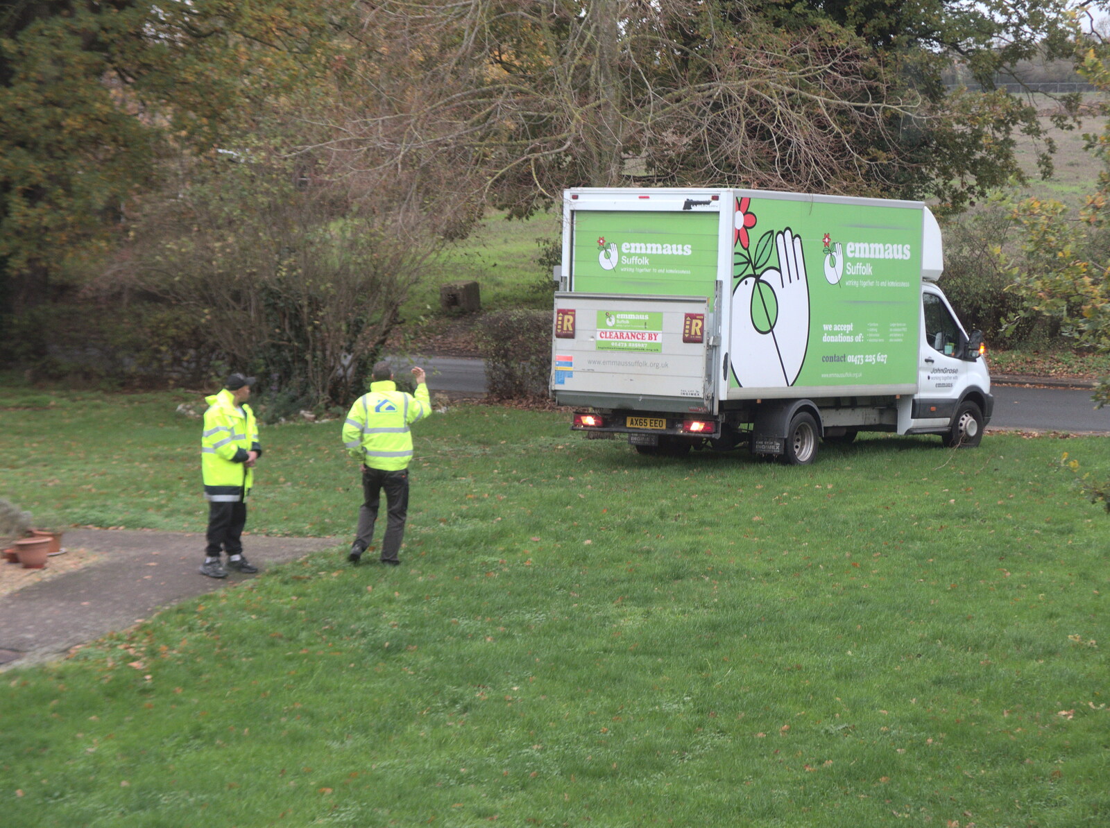 Emmaus arrives to take away some furniture from Lunch in Norwich and the GSB at Gislingham, Suffolk - 26th November 2022