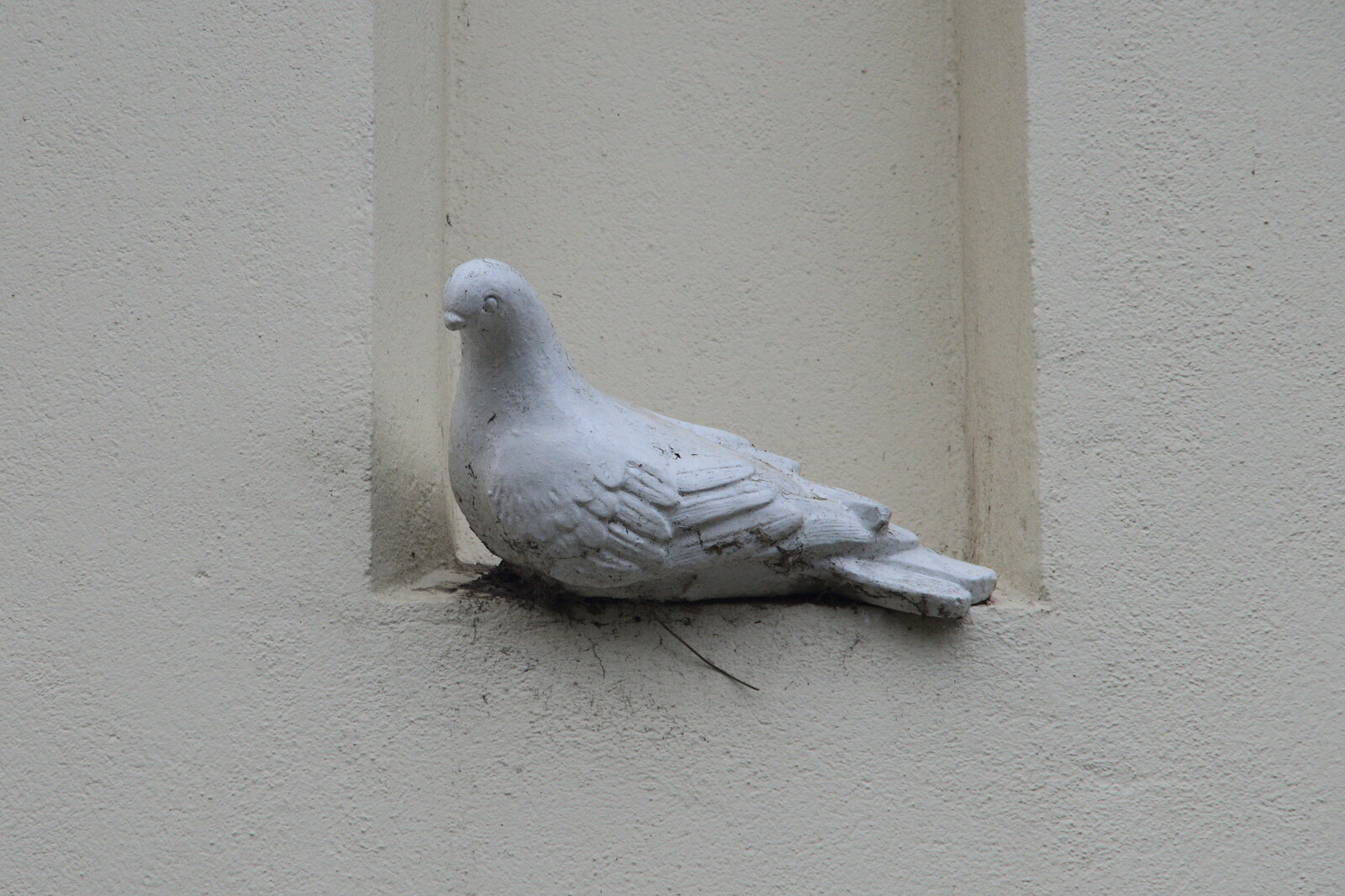 Winter Walks around Brome and Hoxne, Suffolk - 2nd January 2023: There's a stone pigeon in an alcove