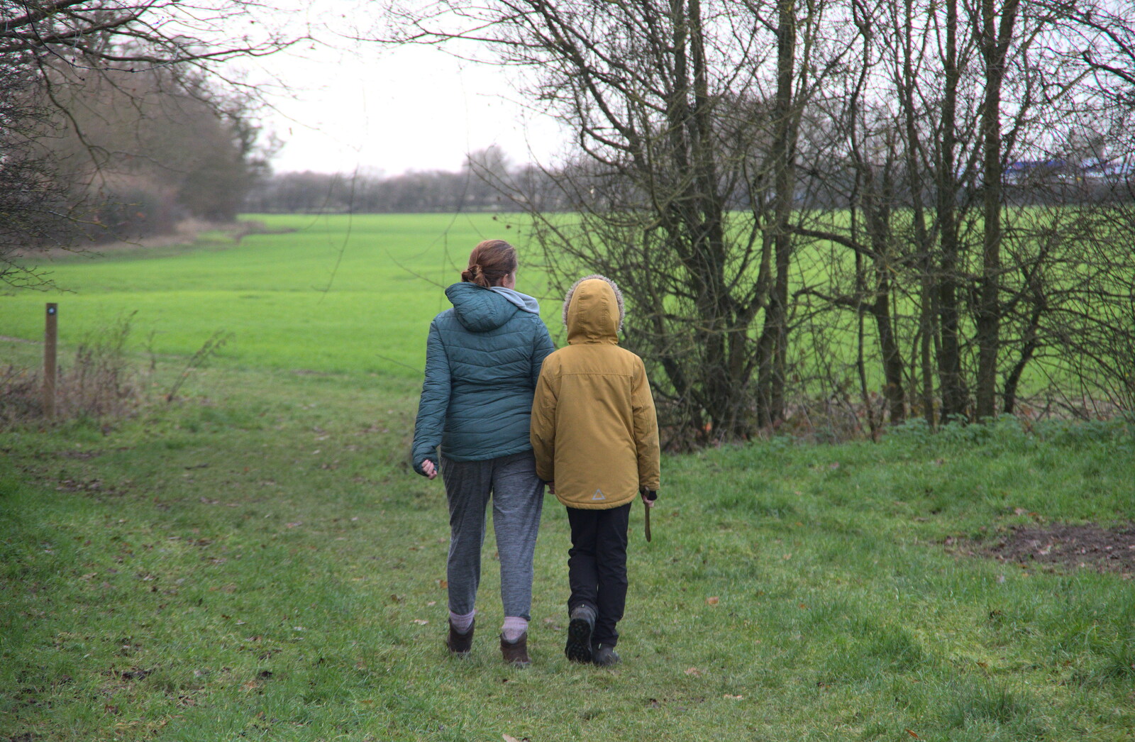 Winter Walks around Brome and Hoxne, Suffolk - 2nd January 2023: Isobel and Harry in the fields