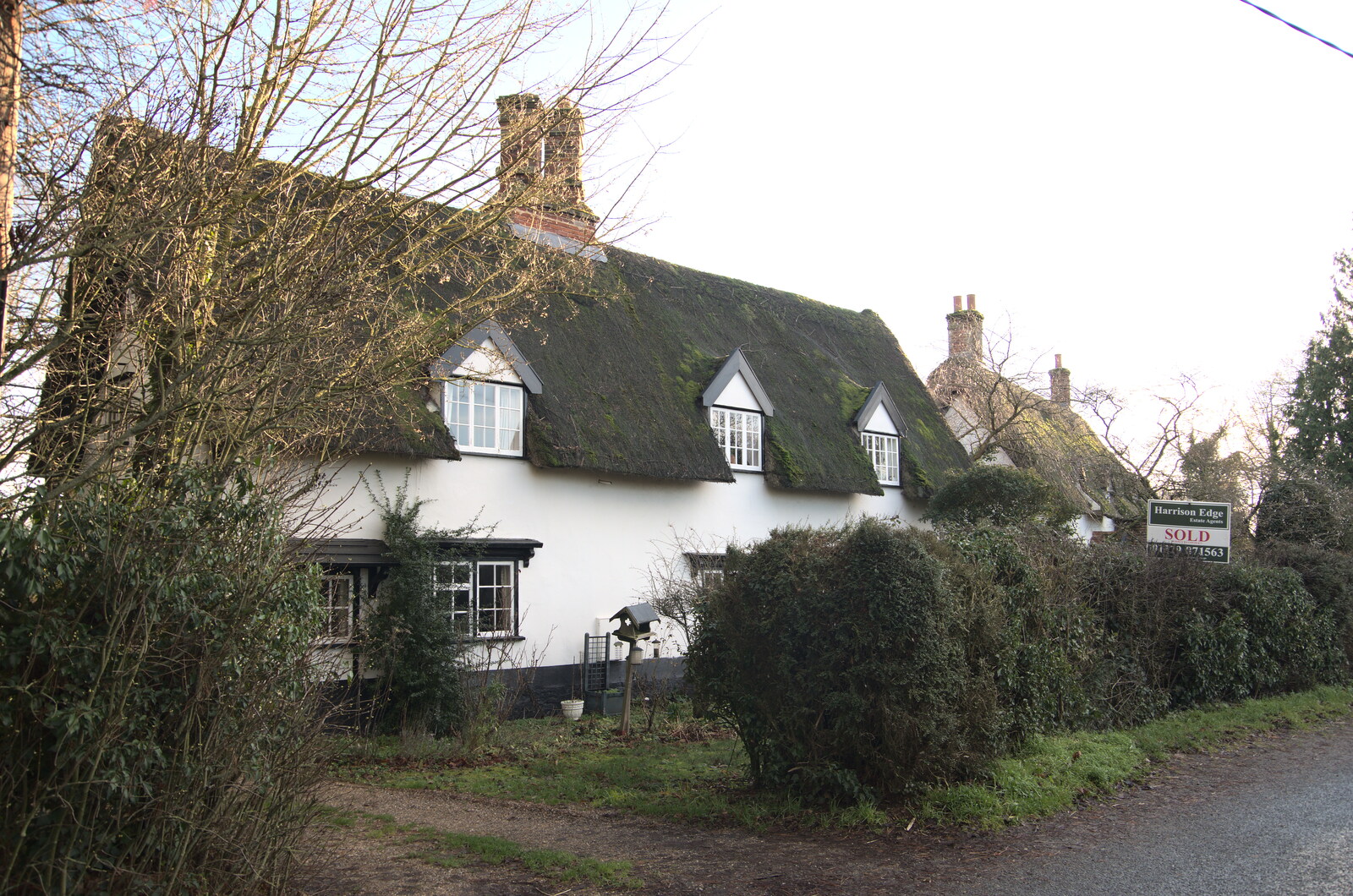 Winter Walks around Brome and Hoxne, Suffolk - 2nd January 2023: Thatched cottages on the edge of Oakley