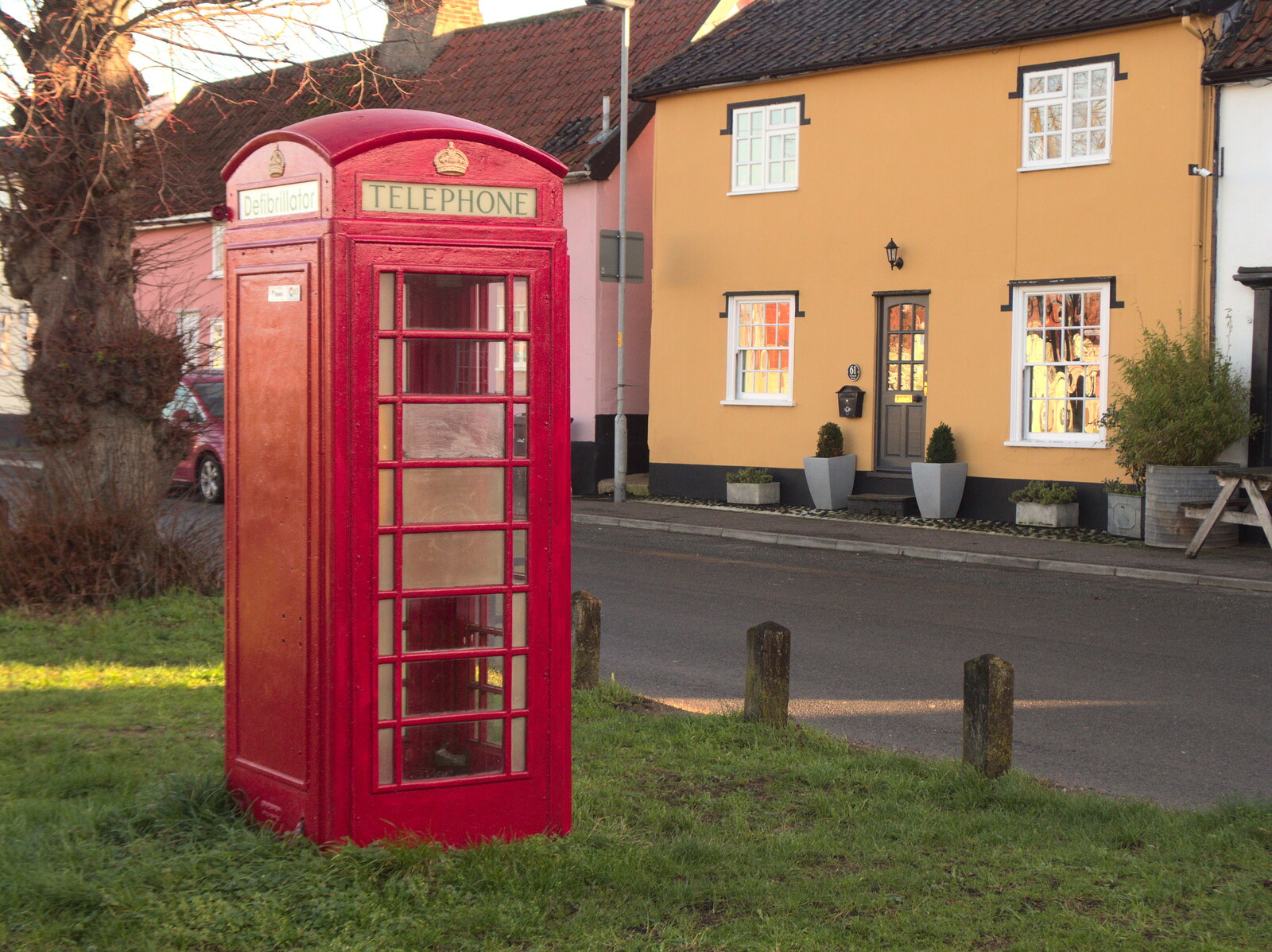 A Wander around Fair Green, Diss, Norfolk - 11th January 2023: A K6 phonebox is now a defibrillator unit