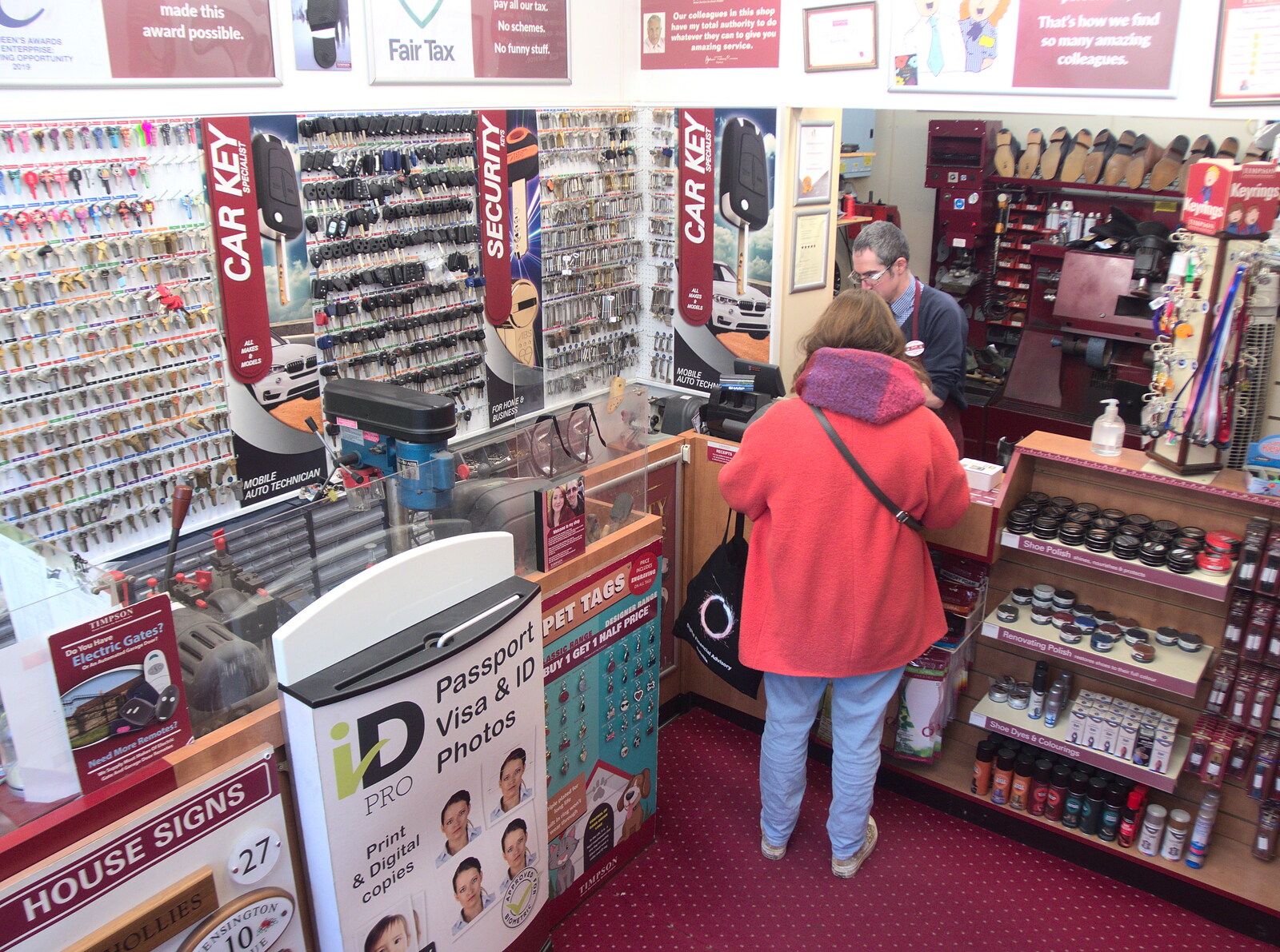 A Wander around Fair Green, Diss, Norfolk - 11th January 2023: Isobel gets a key safe from Timpsons in Diss