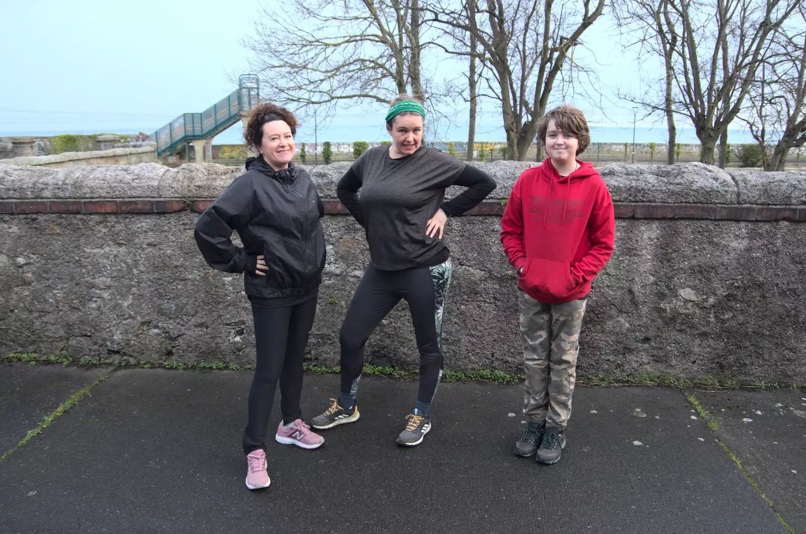 Evelyn, Isobel and Fred before their run, from The End of the Breffni, Blackrock, Dublin - 18th February 2023