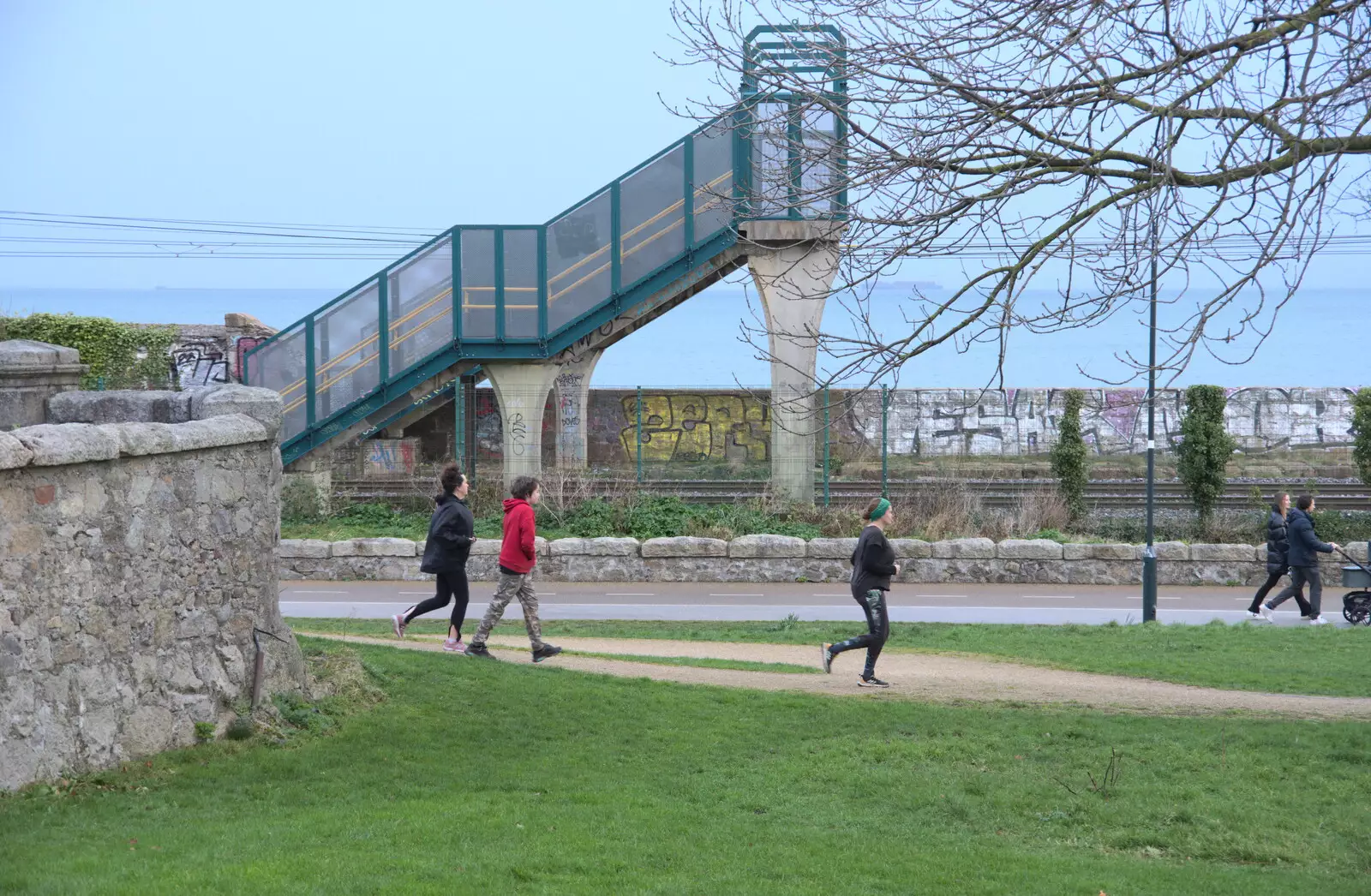 The runners head off through Blackrock Park, from The End of the Breffni, Blackrock, Dublin - 18th February 2023