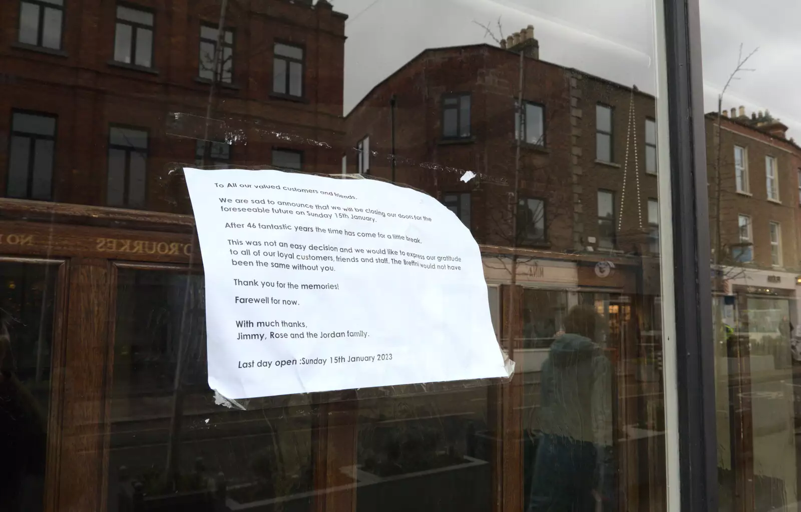 A letter to customers is stuck up in the window, from The End of the Breffni, Blackrock, Dublin - 18th February 2023