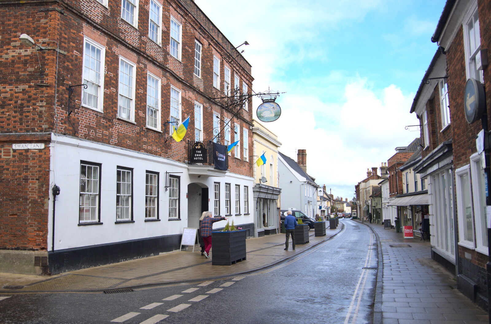 Lunch in Harleston, Norfolk - 1st March 2023: Another view of the Swan Hotel