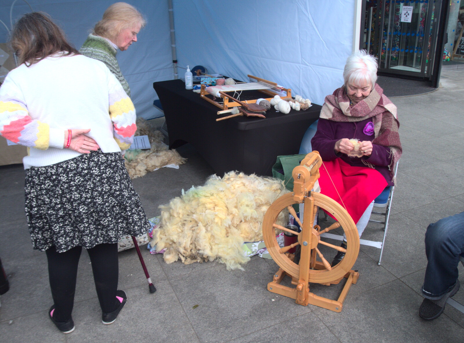Someone makes yarn from sheeps' wool from It's a Stitch Up: A Trip to Norwich, Norfolk - 18th March 2023