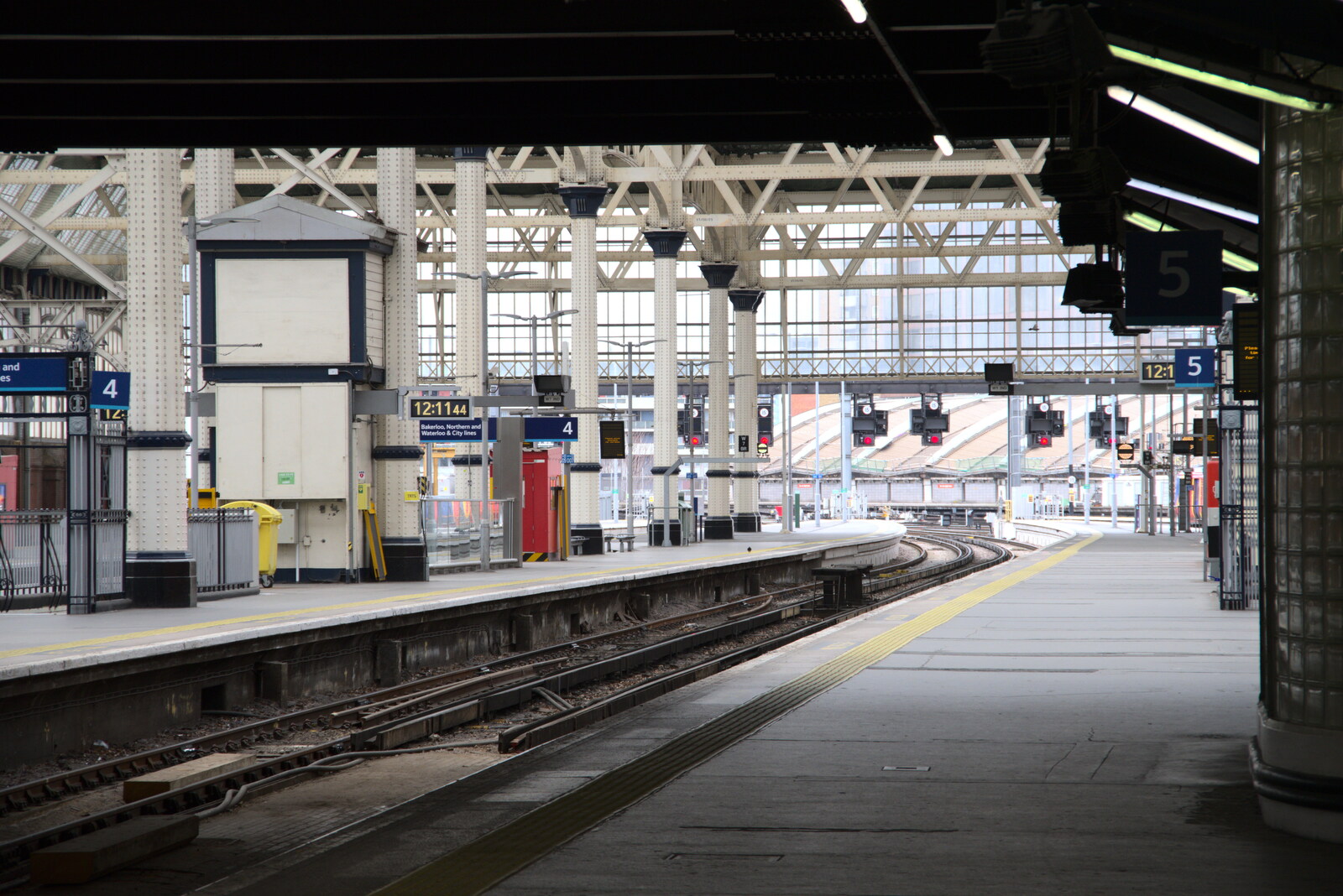 A quiet platform 4 and 5 at Waterloo from A Day in New Milton, Hampshire - 3rd April 2023