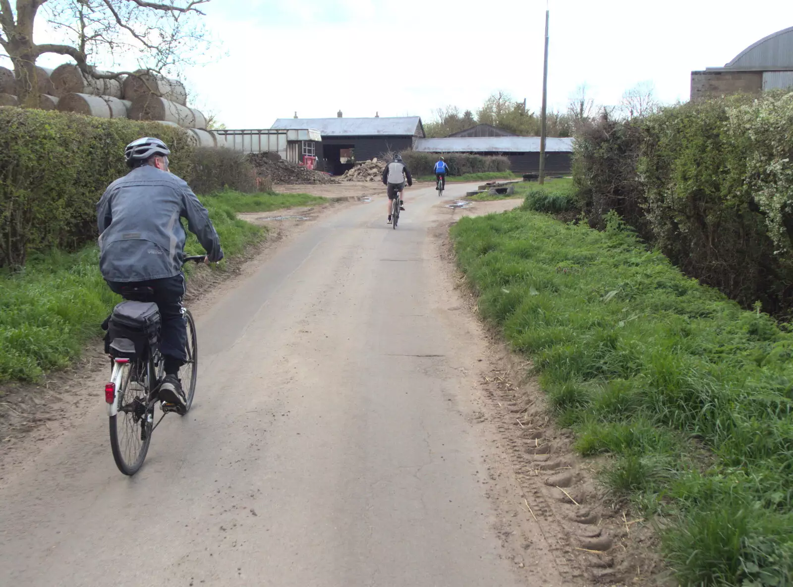 We cycle past Saunders' Farm, from Paddock House Demolition and the BSCC at Thorndon, Suffolk - 13th April 2023