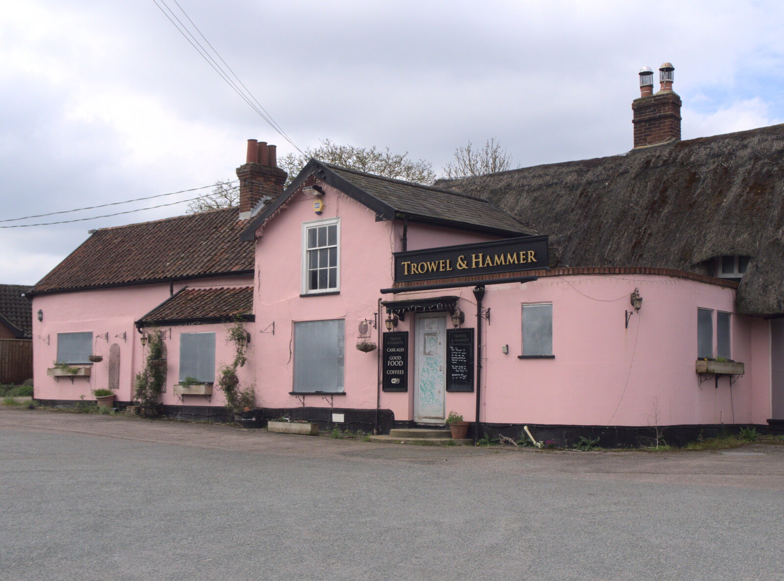 The boarded-up Trowel and Hammer pub from Bike Rides and a Visit to the Farm Shop, Eye, Suffolk -  25th April 2023