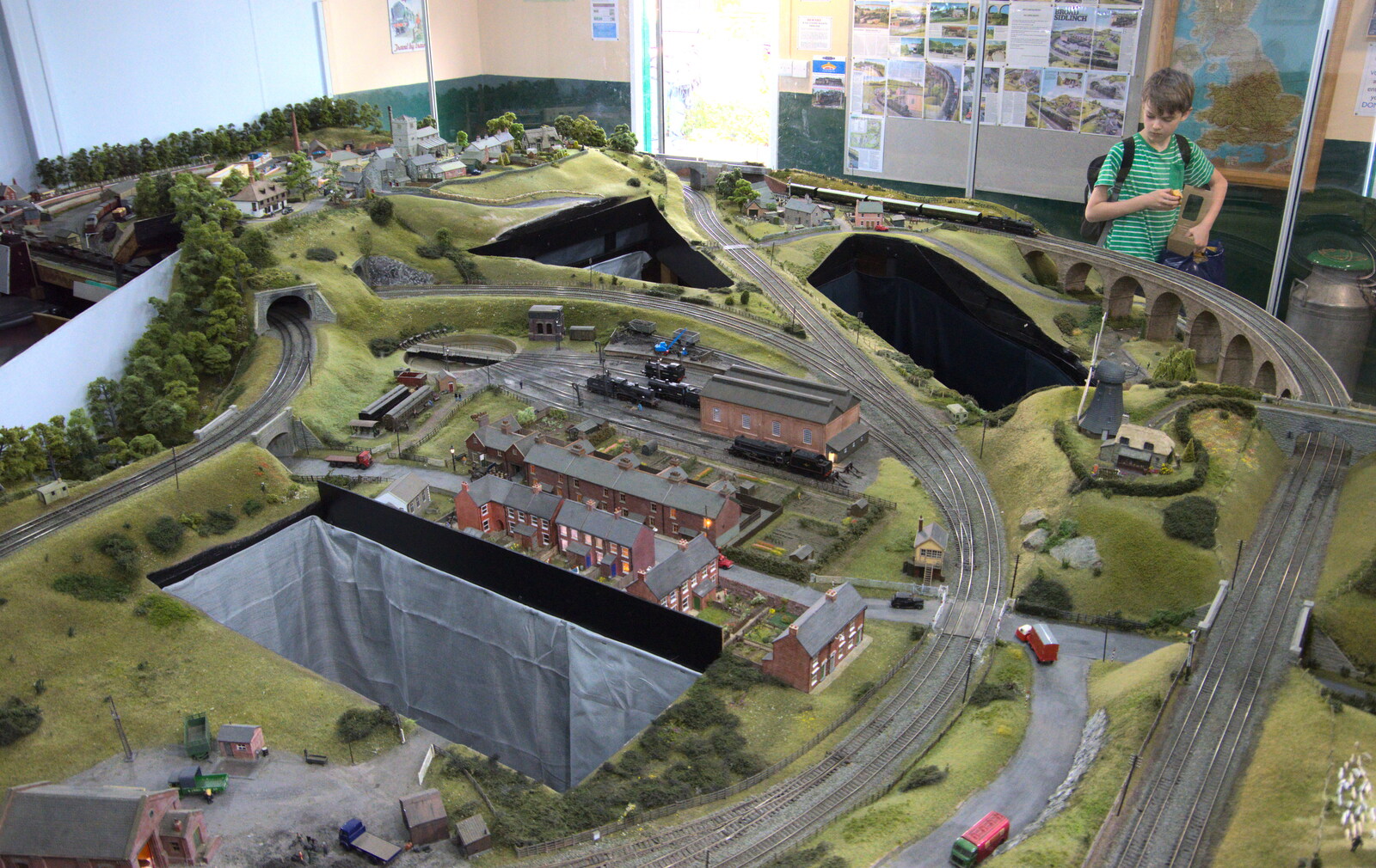 Harry scopes out an impressive model railway from A Coronation Camping Picnic, Kelling Heath, Norfolk - 6th May 2023