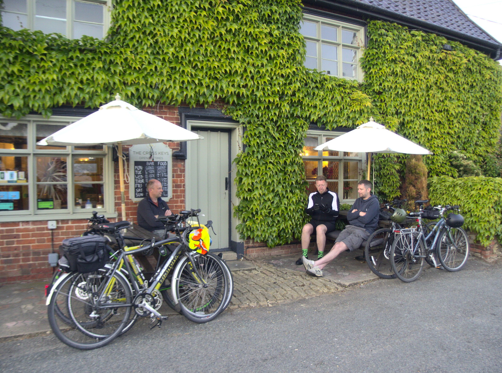 We hang outside at the Cross Keys in Redgrave from The BSCC at Rushall, South Lopham and Redgrave - 25th May 2023