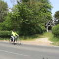 Isobel cycles past the lych gate of Hoxne church, A Quest for the Fabled Swimming Spot, Hoxne, Suffolk - 29th May 2023