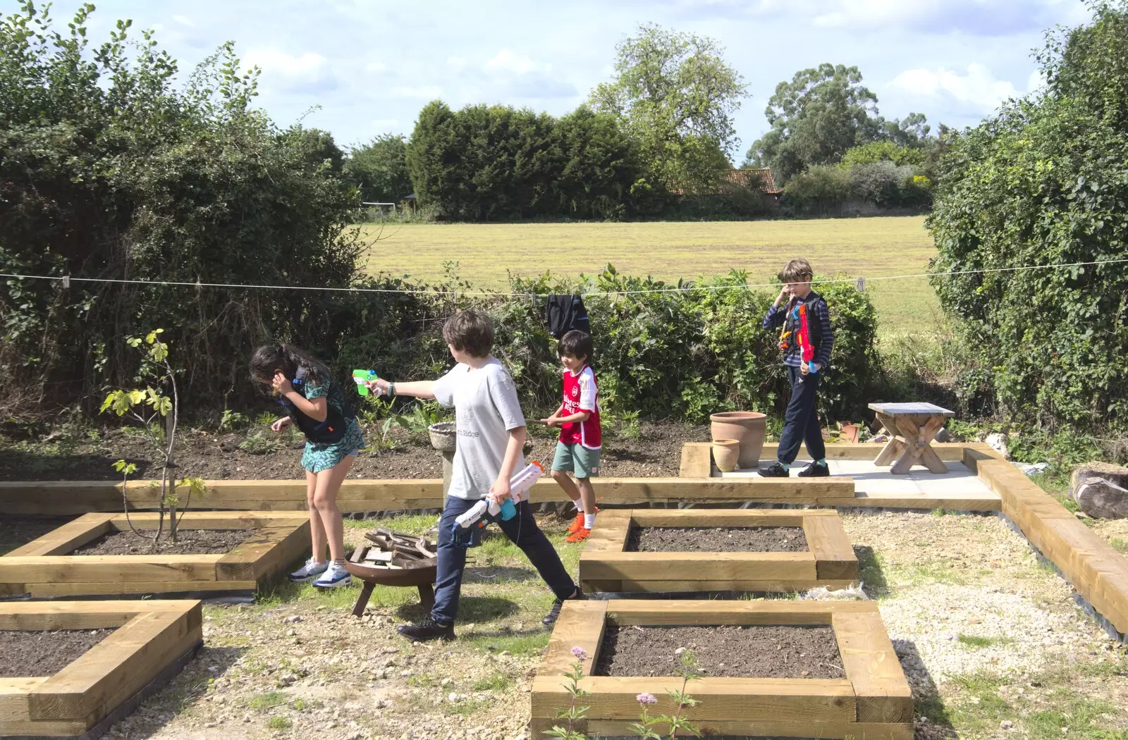 The children mess around on the sleeper beds, from The Irish Massive do Framlingham and Southwold, Suffolk - 9th August 2023