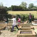 The children mess around on the sleeper beds, The Irish Massive do Framlingham and Southwold, Suffolk - 9th August 2023