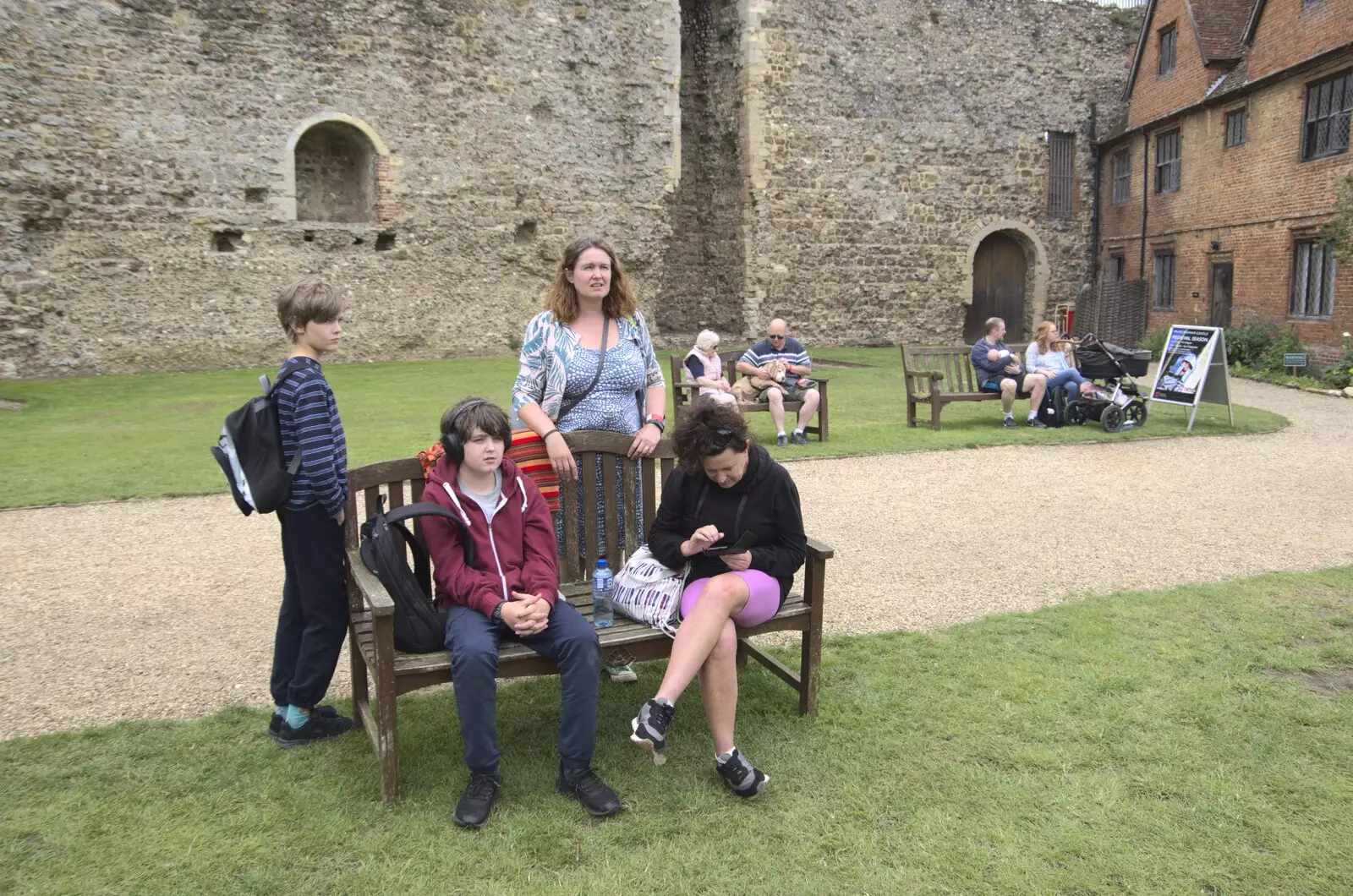 Fred and Evelyn wait on a bench, from The Irish Massive do Framlingham and Southwold, Suffolk - 9th August 2023