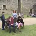 Fred and Evelyn wait on a bench, The Irish Massive do Framlingham and Southwold, Suffolk - 9th August 2023