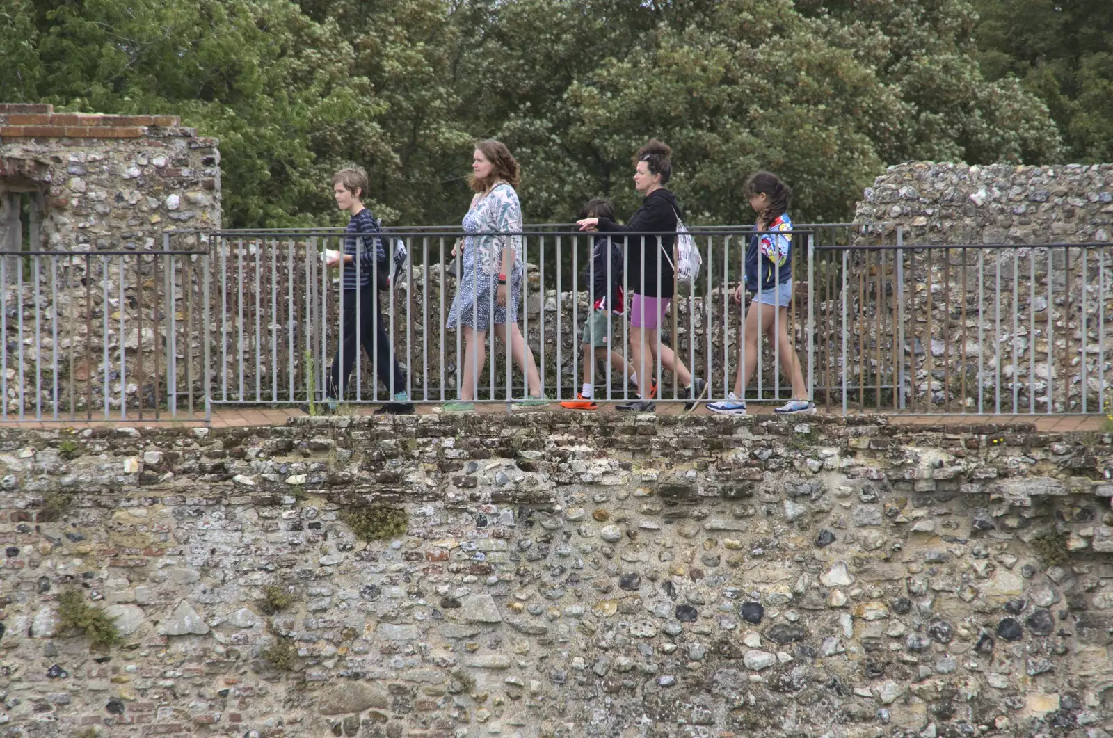 Walking around the castle walls, from The Irish Massive do Framlingham and Southwold, Suffolk - 9th August 2023