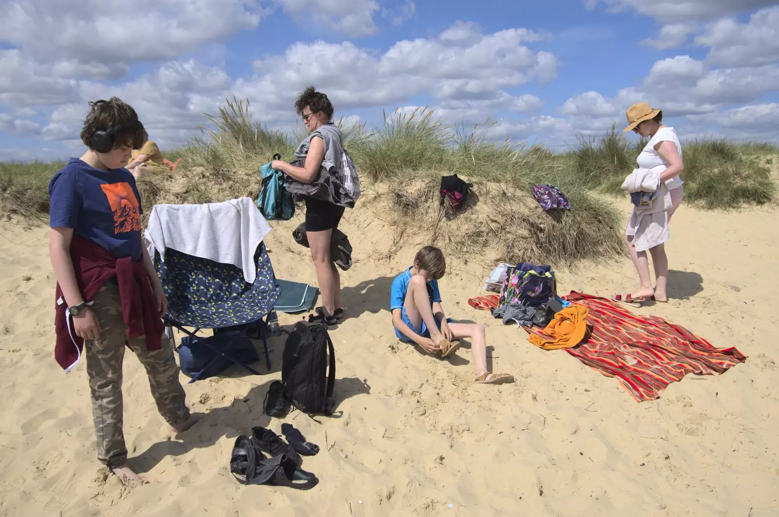 Harry puts his shoes on, from The Irish Massive do Framlingham and Southwold, Suffolk - 9th August 2023