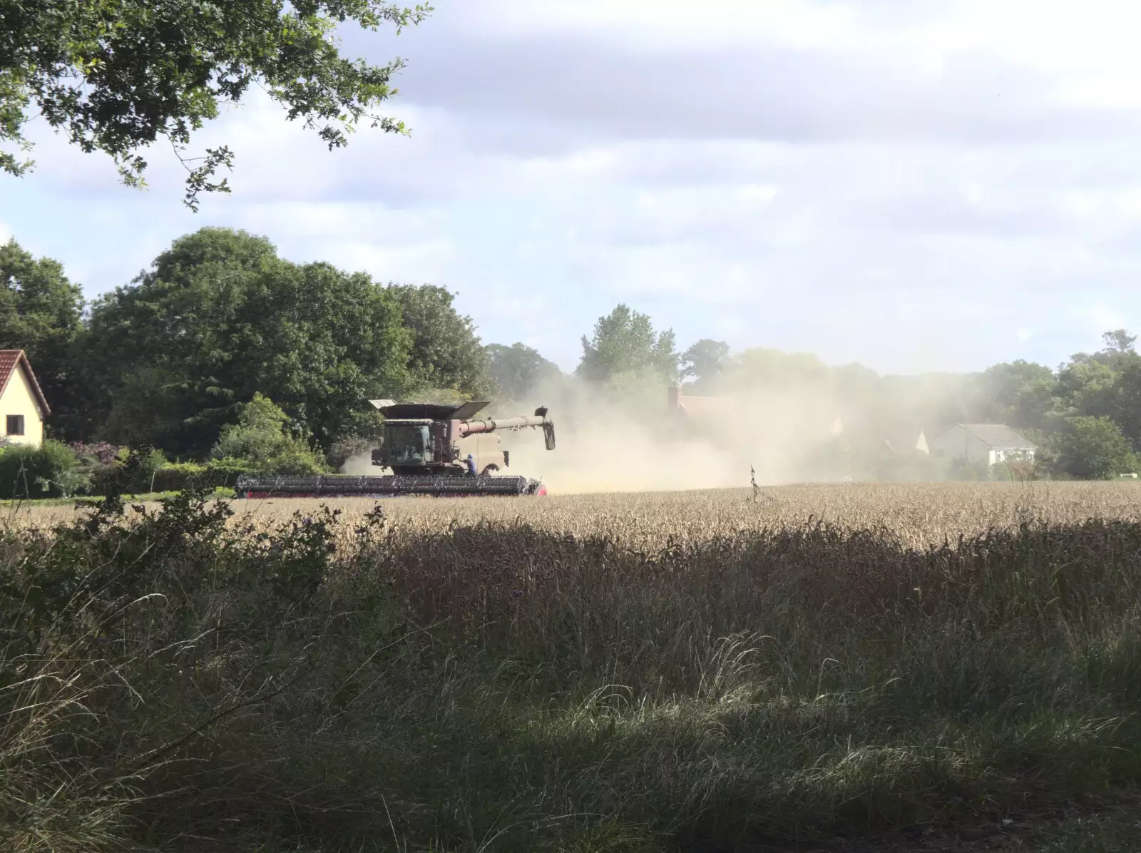 A combine kicks up dust at Wickham Skeith, from Sean Visits, and an 18th Birthday Party, Eye, Suffolk - 18th August 2023