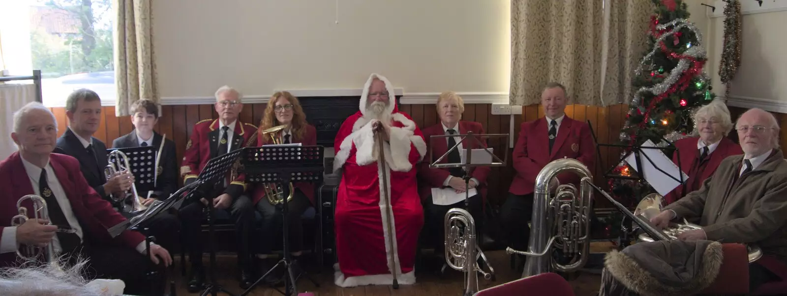 Isobel gets a group photo of the band, from The GSB and the Christmas Pudding Mixing, Wickham Skeith, Suffolk - 25th November 2023