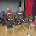 The band sets up, Christmas Music with the GSB, Gislingham, Suffolk - 15th December 2023