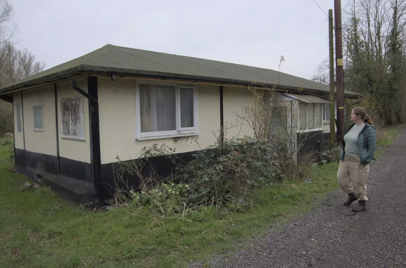 We walk past a possibly-derelict bungalow, from Palgrave Player's Wrap Party and a March Miscellany, Suffolk - 6th March 2024