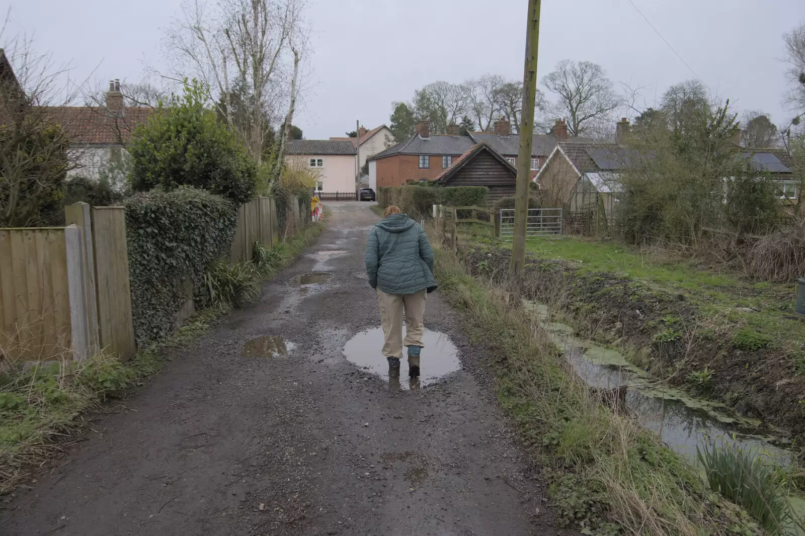 Isobel cleans her boots in a puddle, from Palgrave Player's Wrap Party and a March Miscellany, Suffolk - 6th March 2024