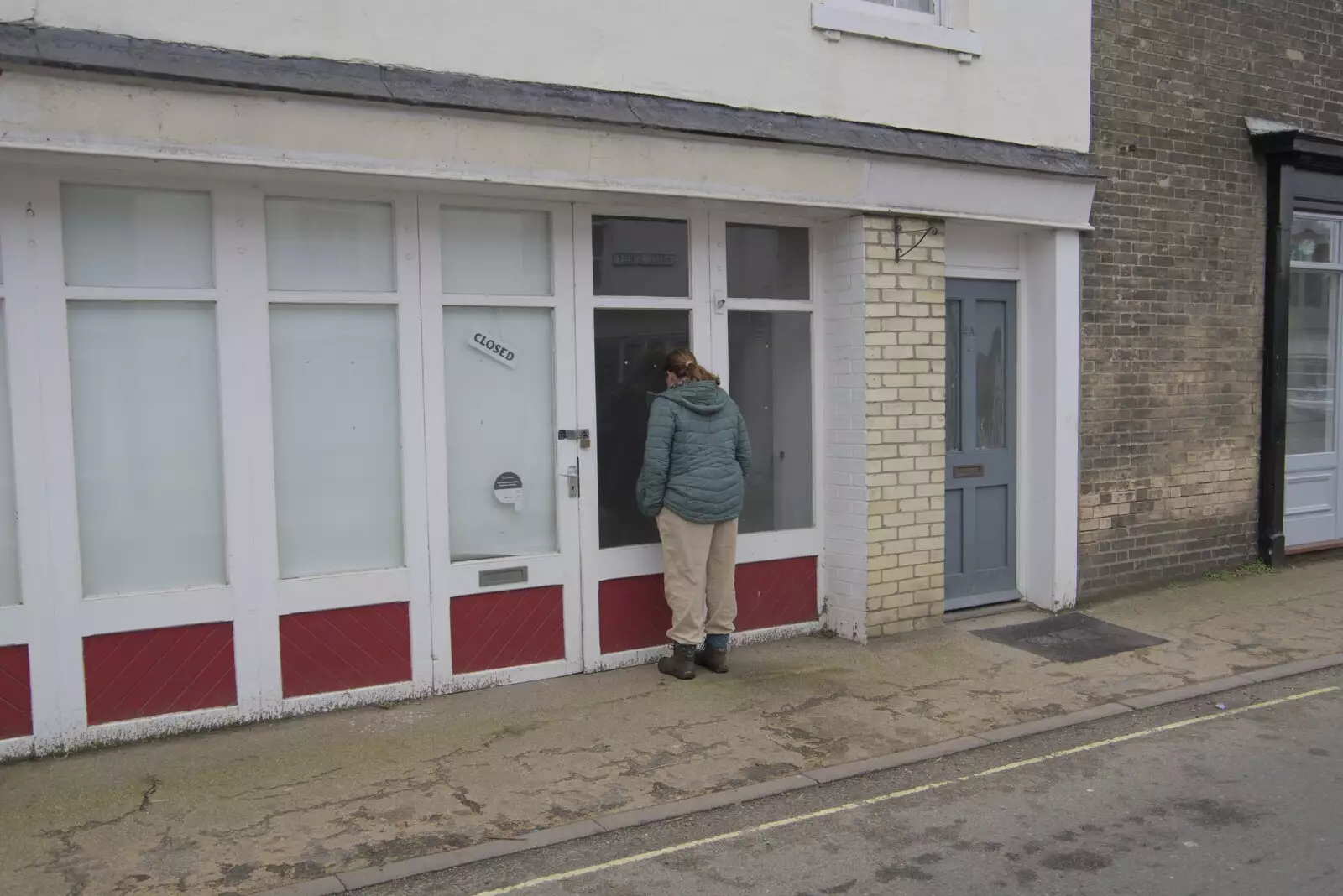 Isobel peers into the old Shurey butchers, from Palgrave Player's Wrap Party and a March Miscellany, Suffolk - 6th March 2024