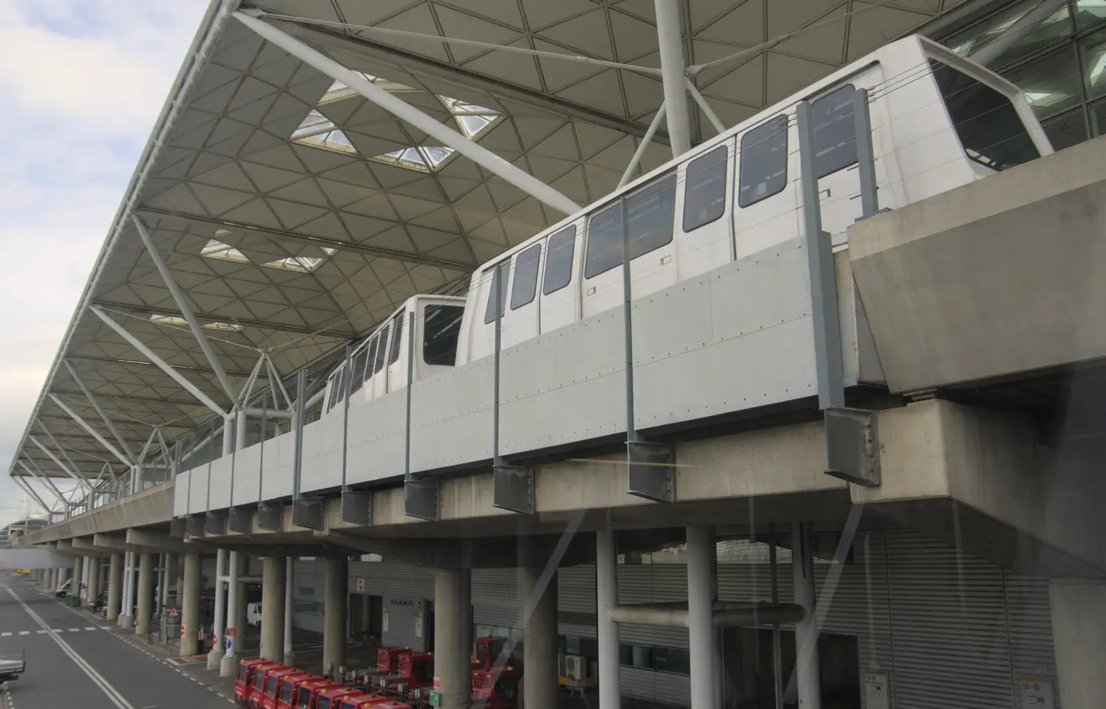 The monorail trundles into the station, from A Couple of Days in Dublin, Ireland - 12th April 2024