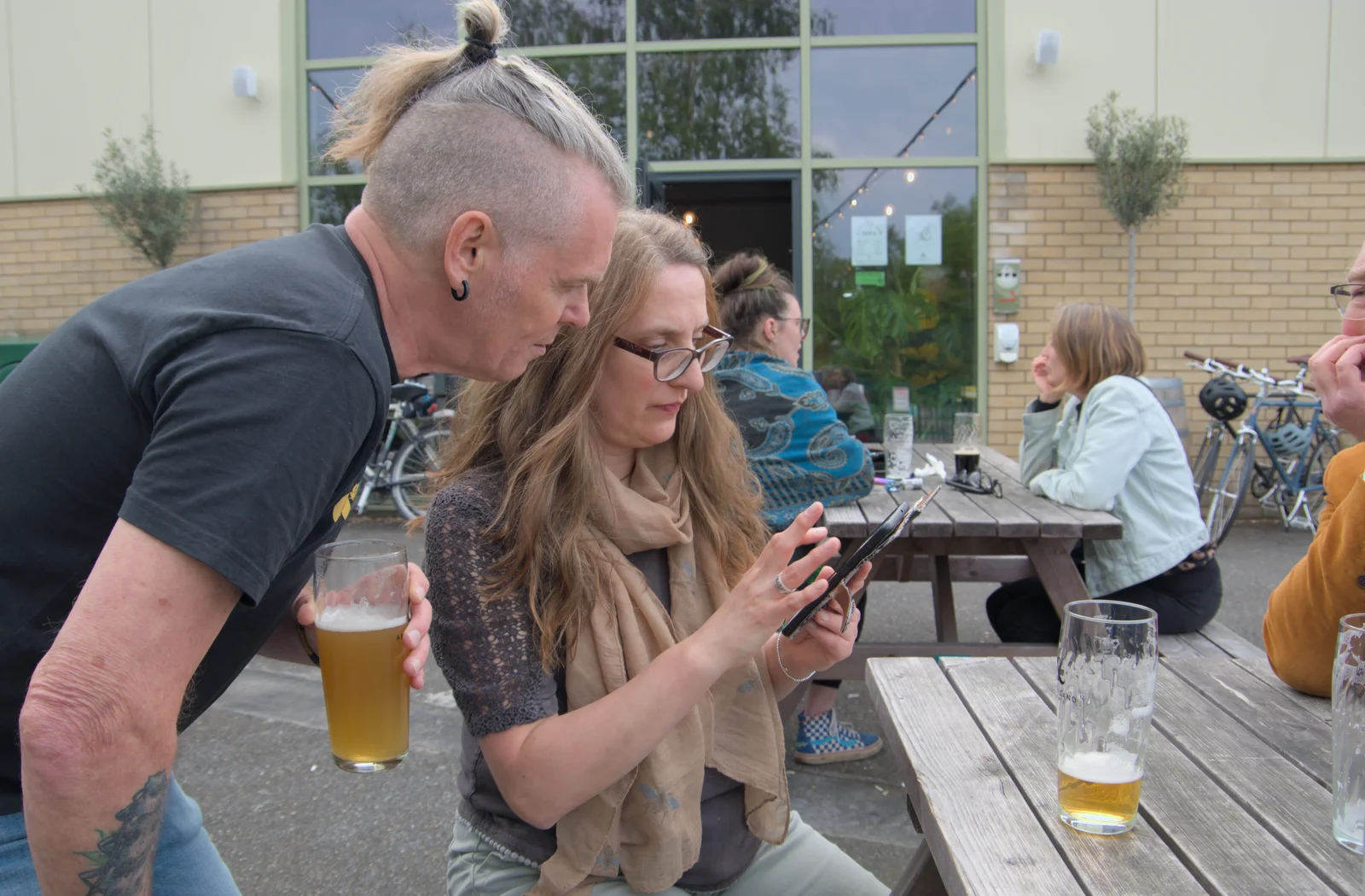 Ian looks at something on Suey's phone, from A May Miscellany and The Harvs at Ampersand, Diss - 9th May 2024