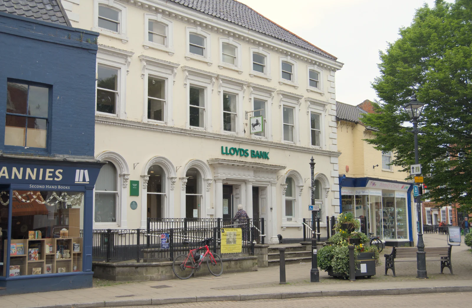 A still-functioning Lloyds Bank branch, from A Trip to Beccles, and the BSCC at The Greyhound, Botesdale, Suffolk - 23rd May 2024