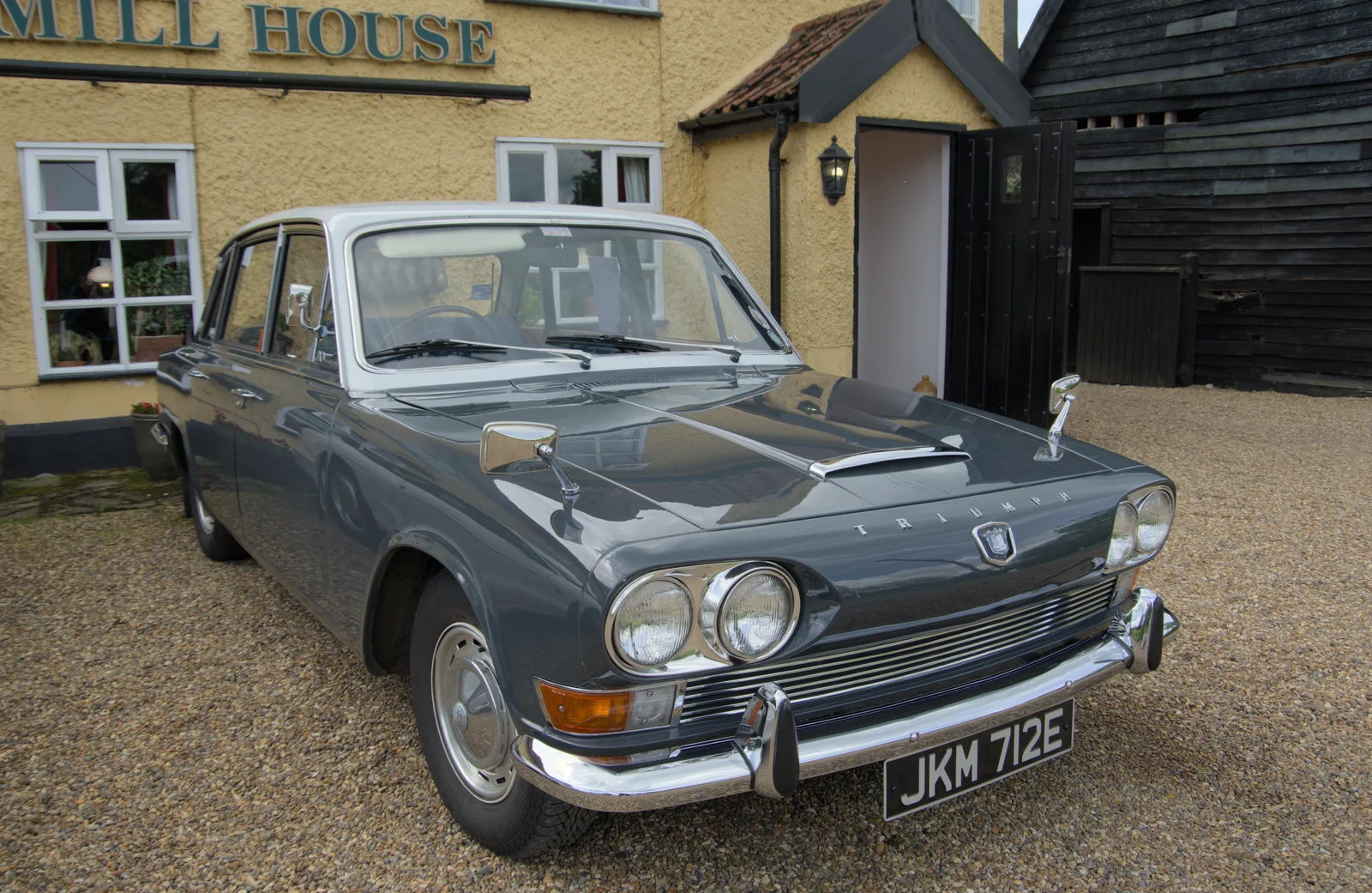 A nice Triumph 2000, from Saxtead Mill, Framlingham Gala and Chips on the Beach, Aldeburgh - 27th May 2024