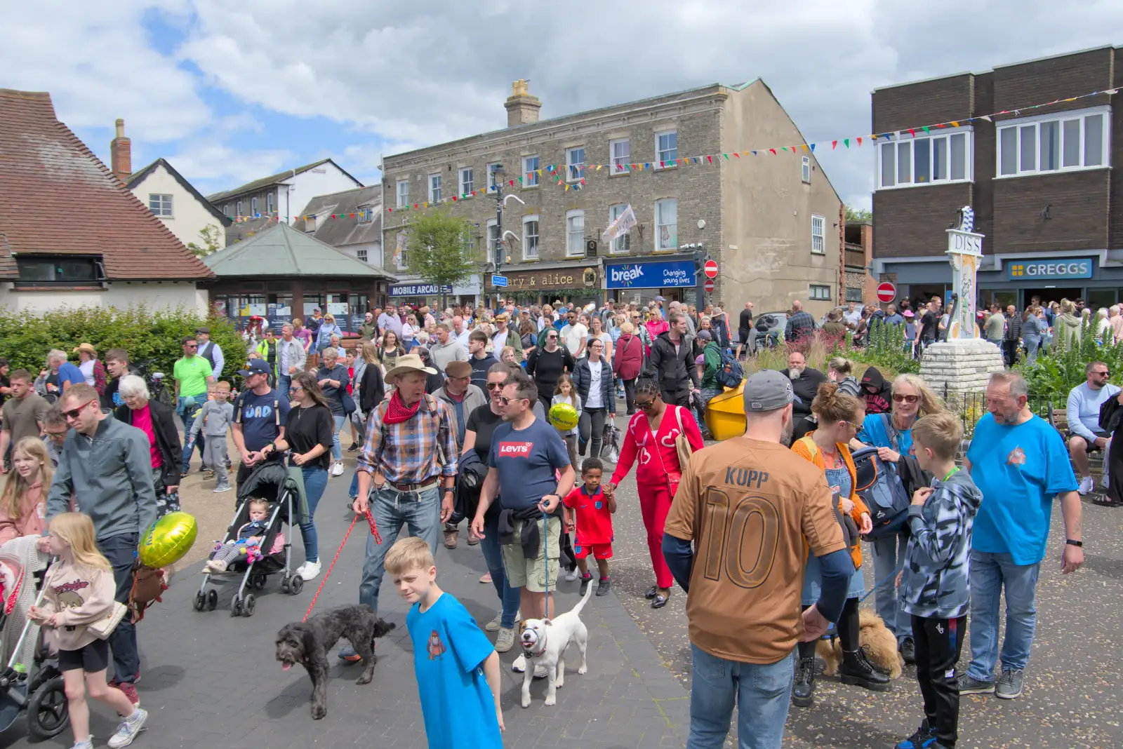 Crowds spill out onto Mere's Mouth, from The Carnival Procession, Diss, Norfolk - 16th June 2024