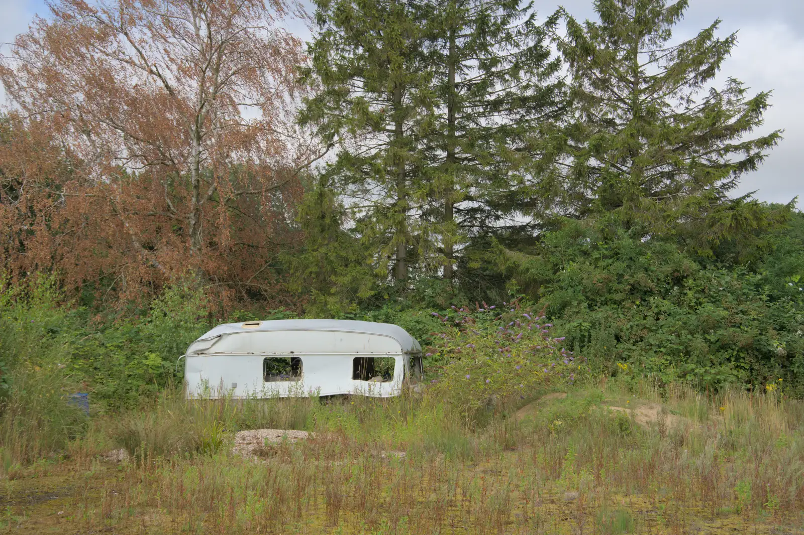 A derelict caravan in the Magpie's garden, from Isobel's Relatives Visit, Brome, Suffolk - 20th July 2024