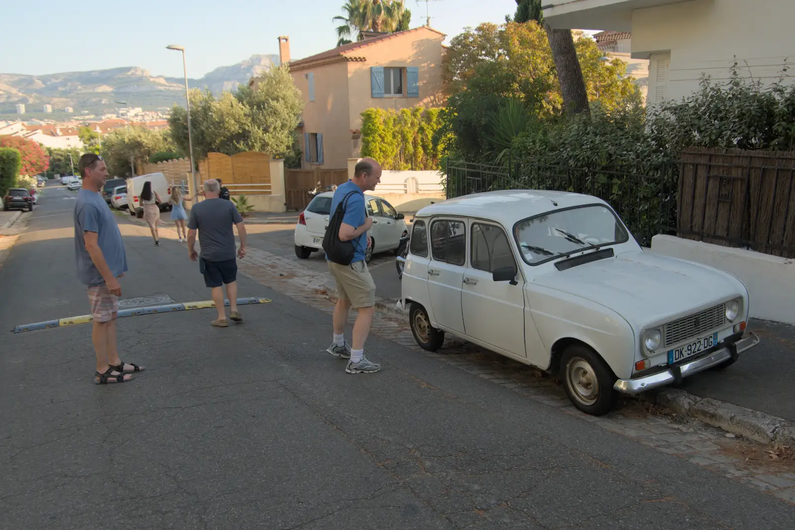 Phil checks out an ancient Renault 4, from Olympic Non-Sailing, Notre Dame, and the Journey Home, Marseille, France - 8th August 2024