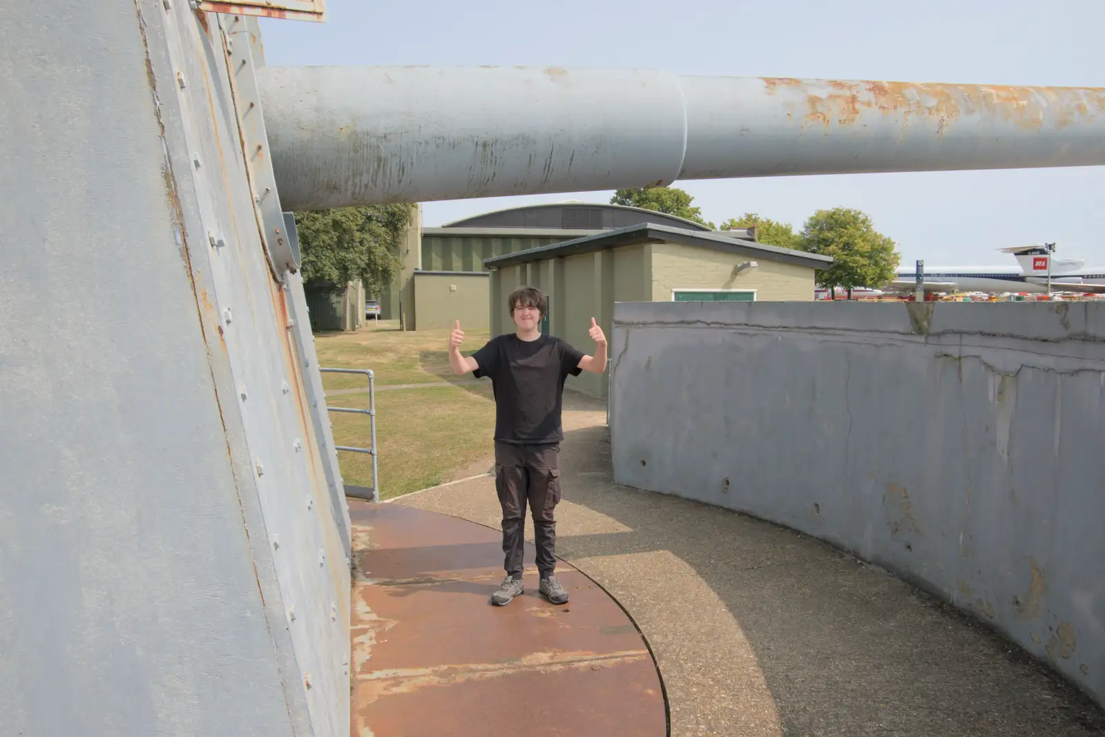 Fred does thumbs up under a 9½' gun, from Flying in a Dragon Rapide, IWM Duxford, Cambridgeshire - 17th August 2024