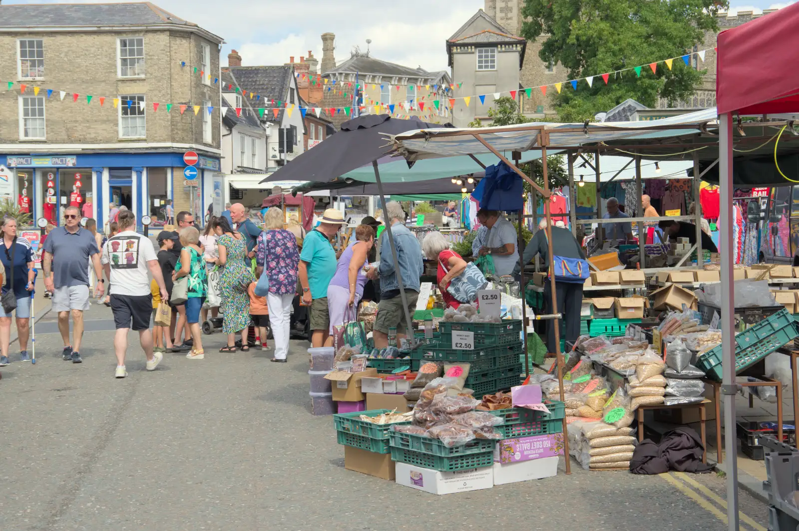 It's heaving at the Friday market in Diss, from The Death of the Feather Factory, Diss, Norfolk - 30th August 2024