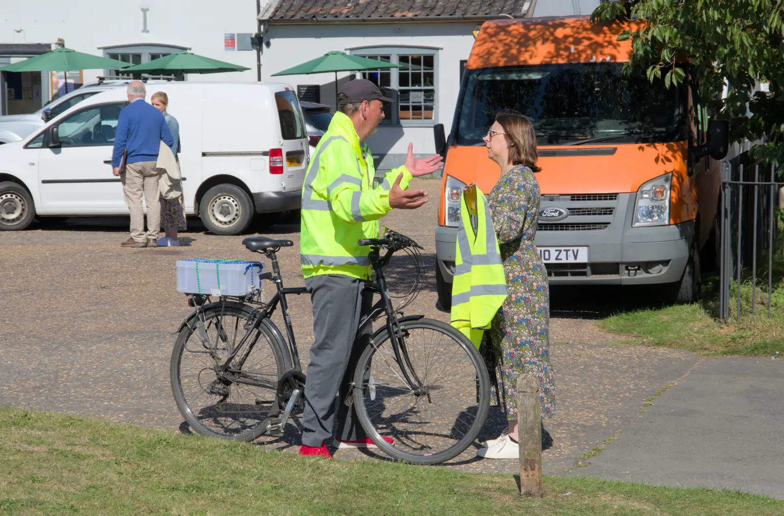 Francis talks to Sarah, from Palgrave Players Busking and the GSB at Pulham Market, Norfolk - 14th September 2024