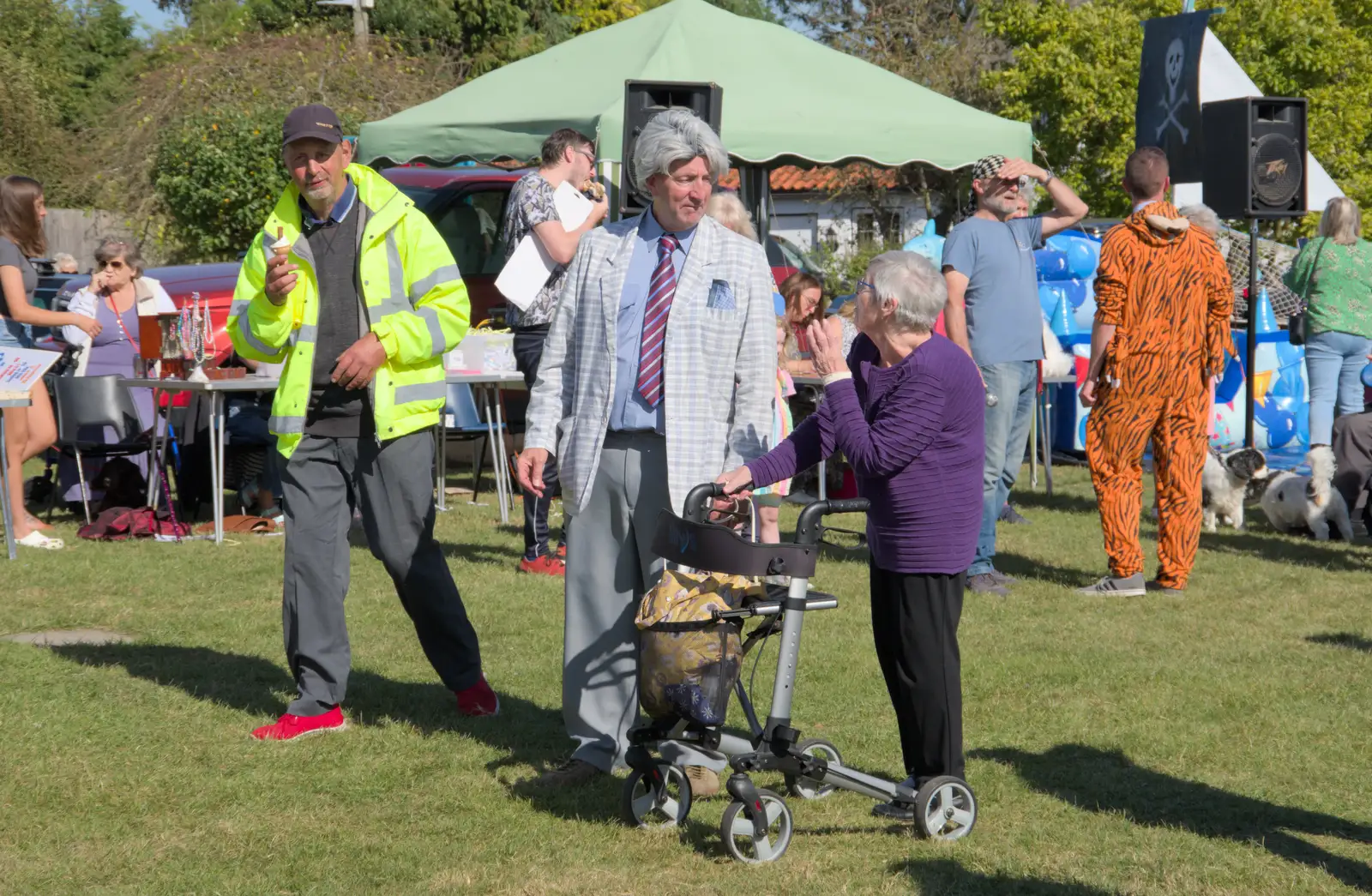 Francis wanders past the mayor of Amity, from Palgrave Players Busking and the GSB at Pulham Market, Norfolk - 14th September 2024