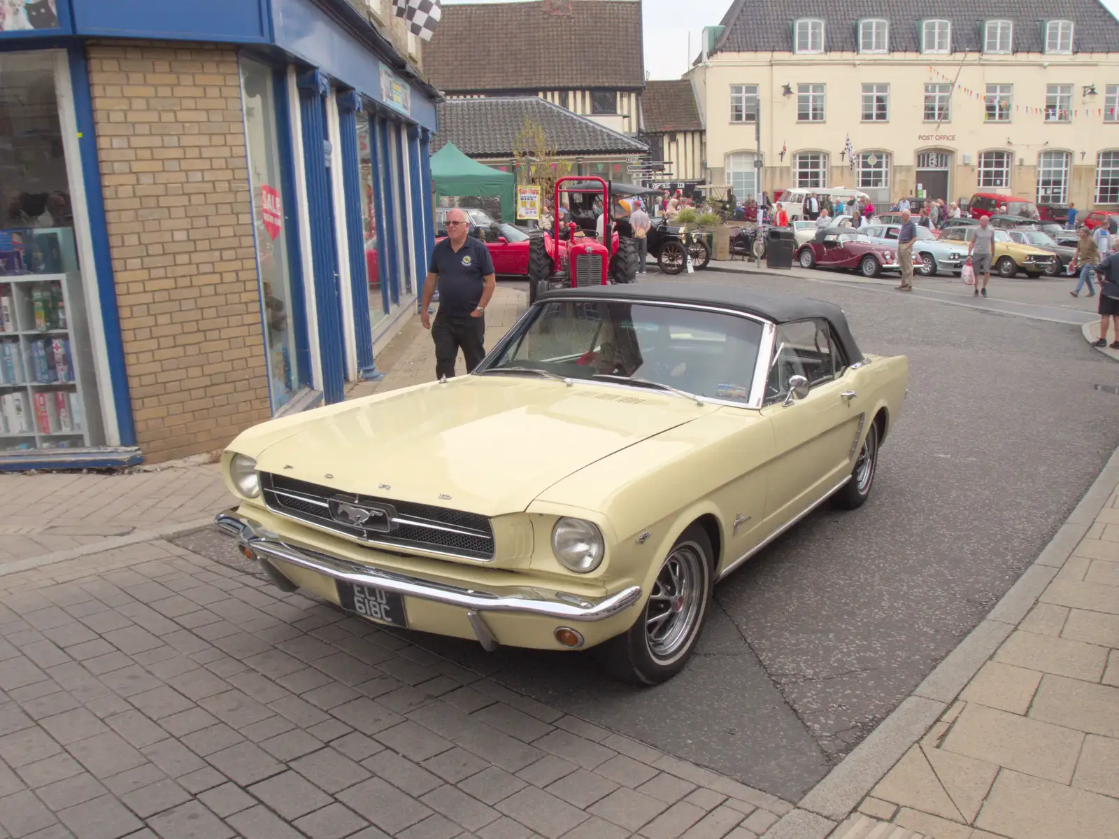 A vintage Ford Mustang cruises up Pump Hill, from Diss Heritage Transport Festival and the GSB at Wickham Skeith - 22nd September 2024