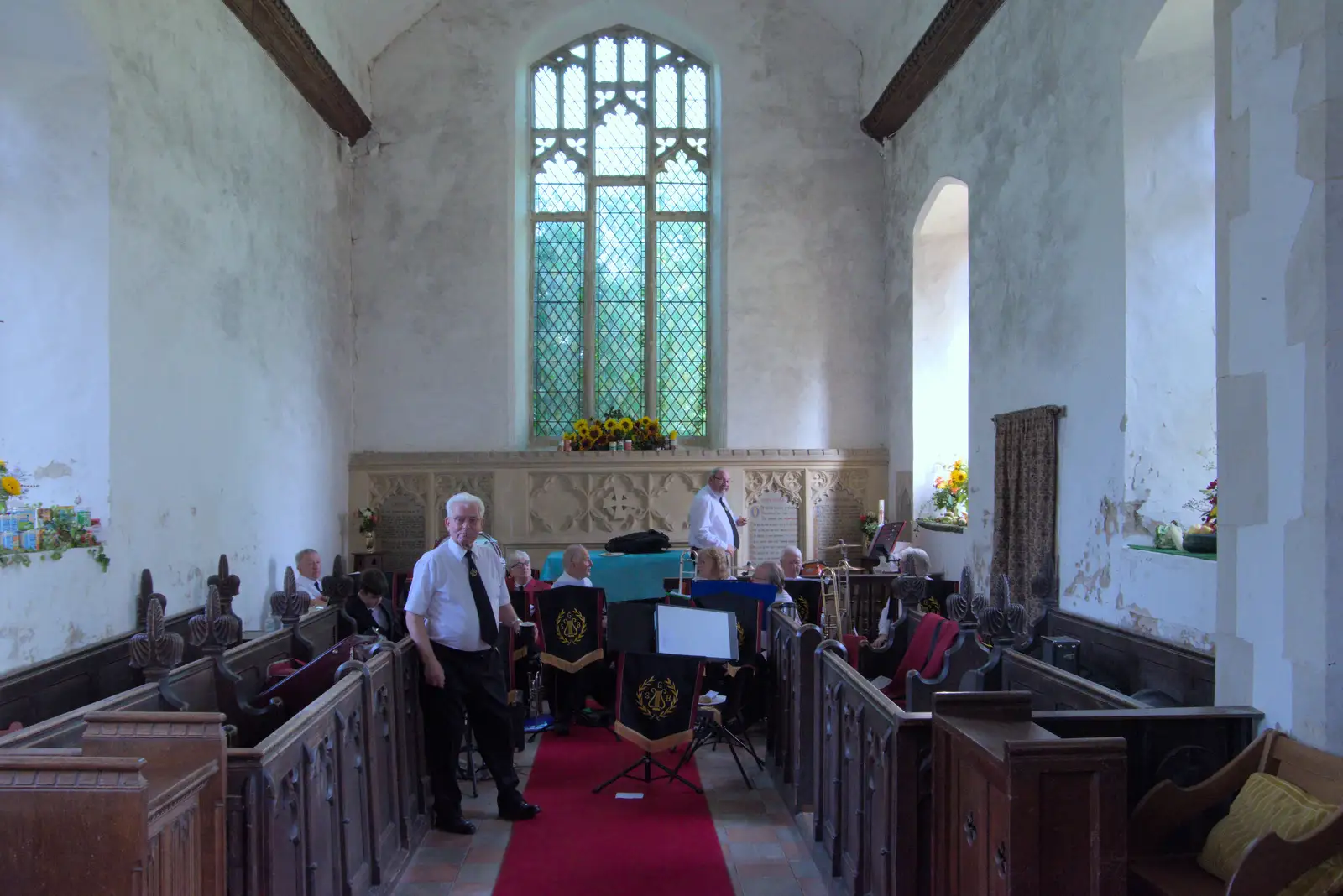 Terry looks around as the band set up, from Diss Heritage Transport Festival and the GSB at Wickham Skeith - 22nd September 2024