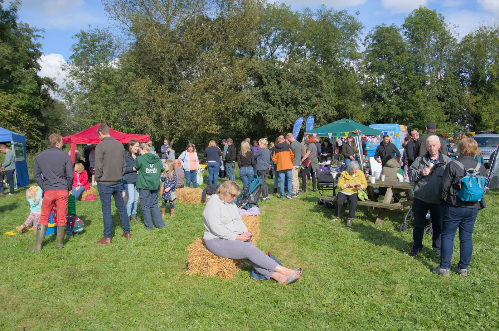 There's a good turnout for the Duck Race, from Sunflowers, A Quiz at Westhorpe and a GSB Duck Race, Eye - 29th September 2024