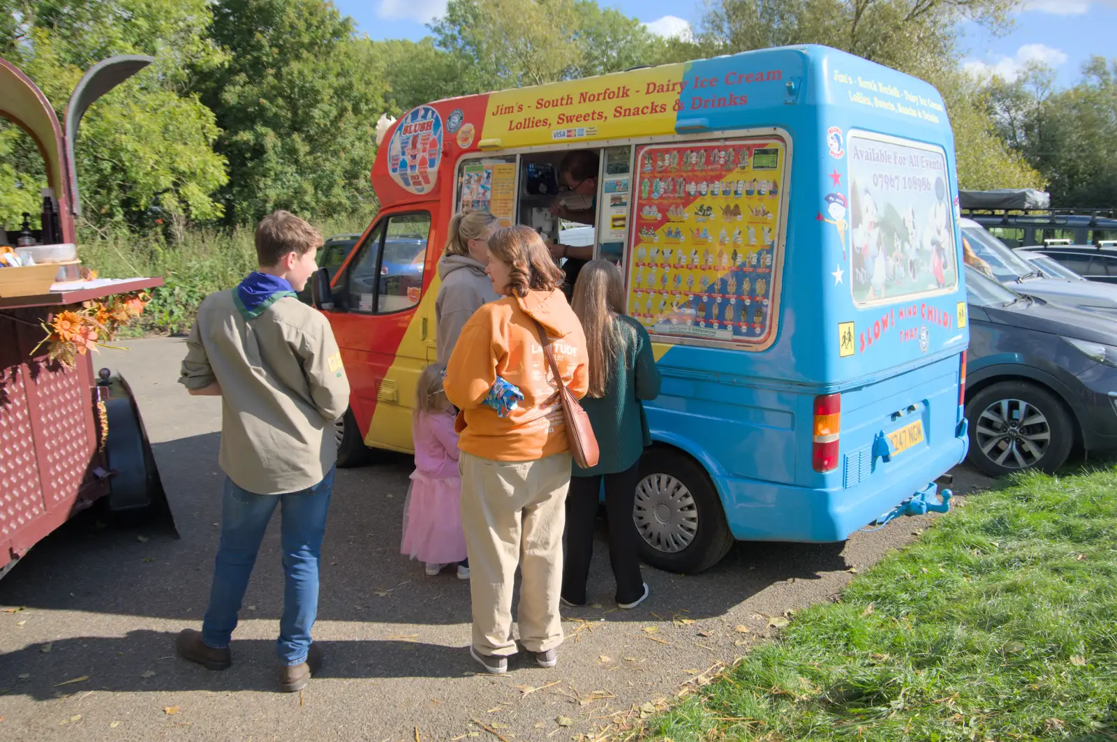 Isobel queues up for ice cream, from Sunflowers, A Quiz at Westhorpe and a GSB Duck Race, Eye - 29th September 2024